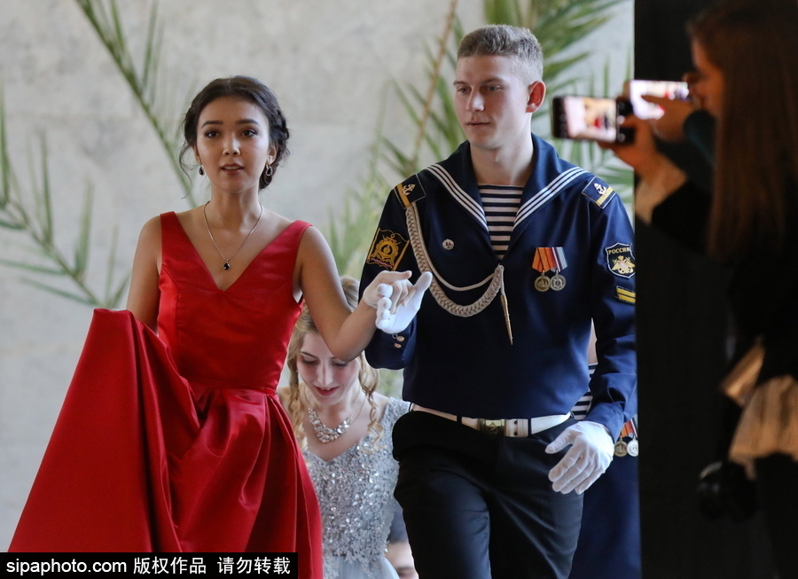 俄羅斯海軍學(xué)員參加舞會 俊男美女十分養(yǎng)眼
