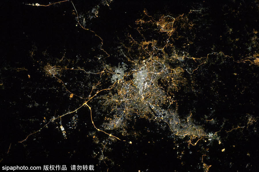 國際空間站視角下的地球城市 燈火點(diǎn)點(diǎn)如璀璨星空