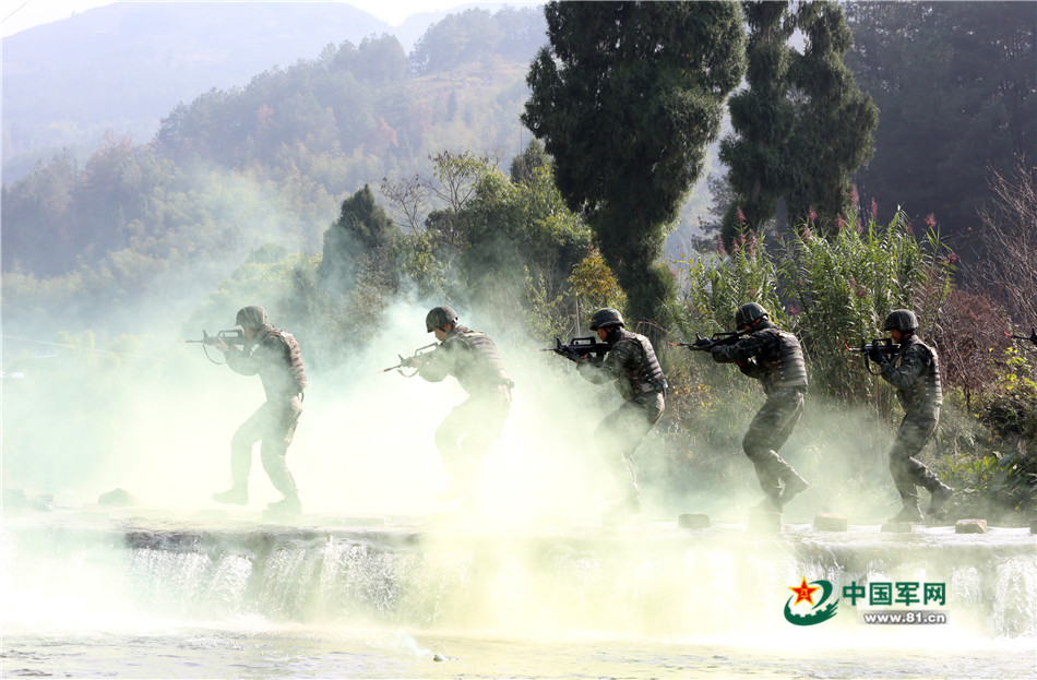 戰場無亞軍 武警官兵三峽腹地上演現實版“絕地求生”
