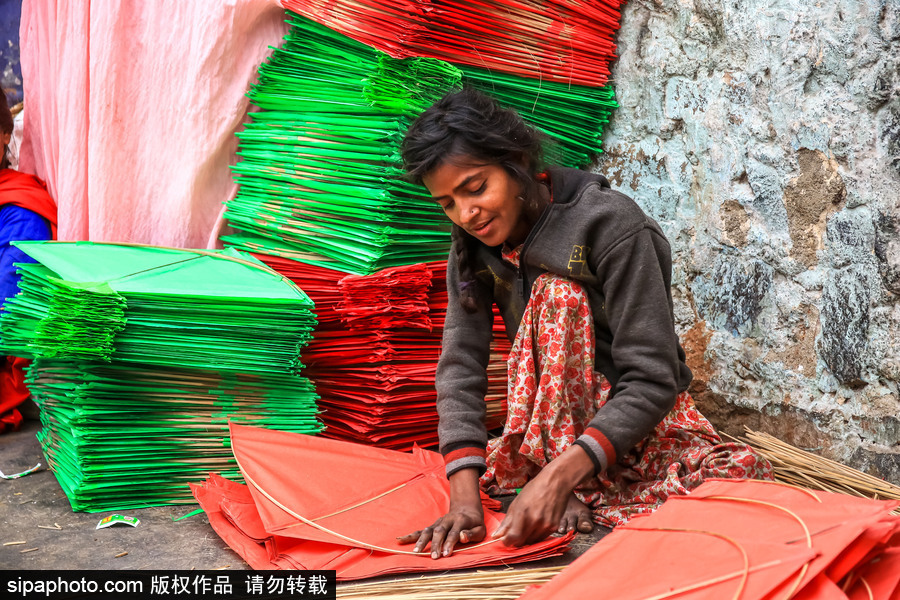 印度集市手工者巧手做風箏 紙質材質色彩斑斕