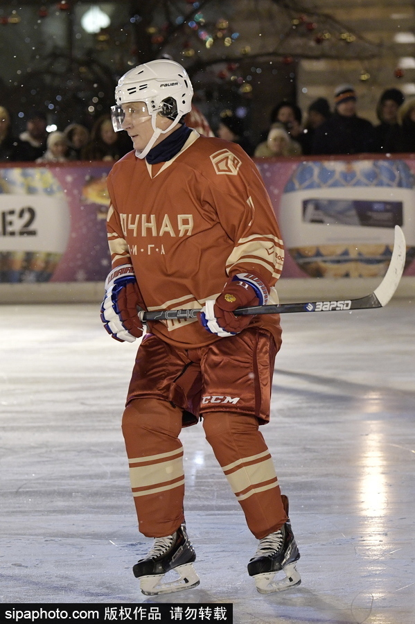 普京打冰球再展運(yùn)動天賦 動作瀟灑帥氣身手不凡