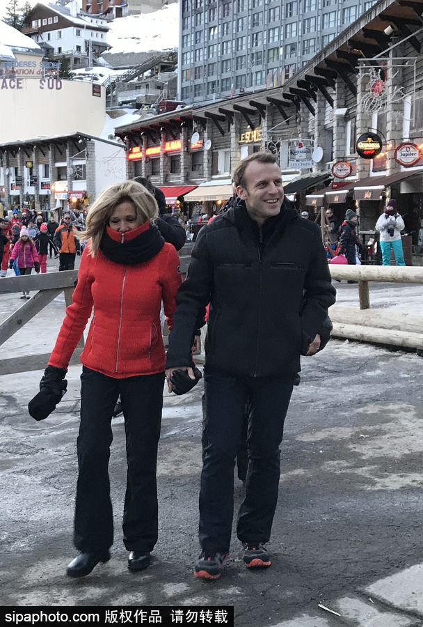 法國總統馬克龍夫婦度假亮相滑雪場 與民眾親切合影自拍
