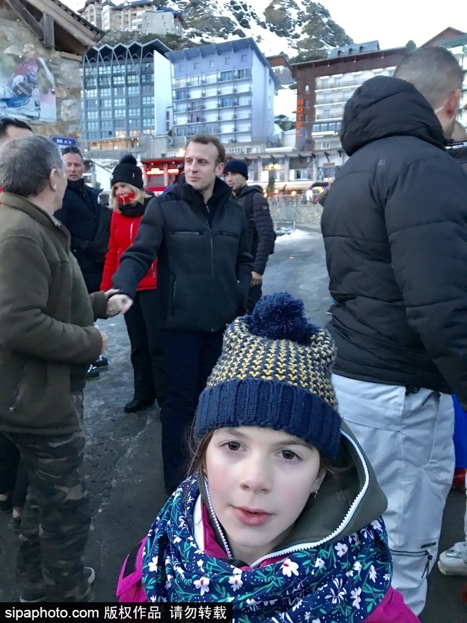 法國總統馬克龍夫婦度假亮相滑雪場 與民眾親切合影自拍