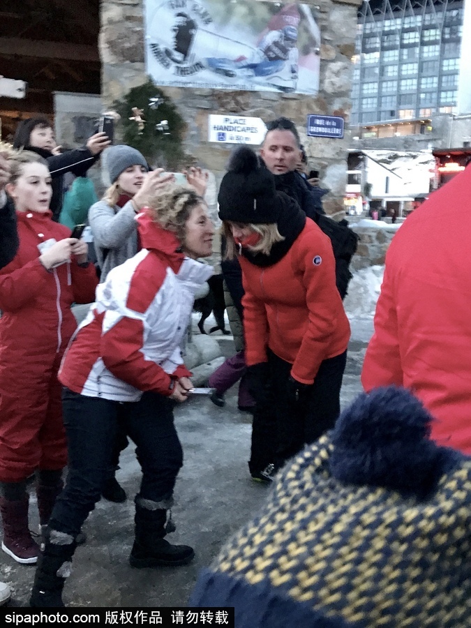 法國總統馬克龍夫婦度假亮相滑雪場 與民眾親切合影自拍