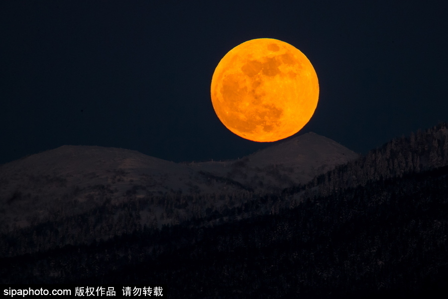 俄羅斯遠(yuǎn)東地區(qū)超級(jí)月亮現(xiàn)身天宇 明亮壯觀