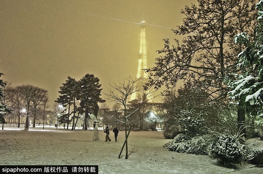 雪中巴黎埃菲爾鐵塔 如夢似幻浪漫十足
