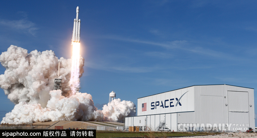 SpaceX成功發射獵鷹重型火箭 特斯拉跑車送上太空
