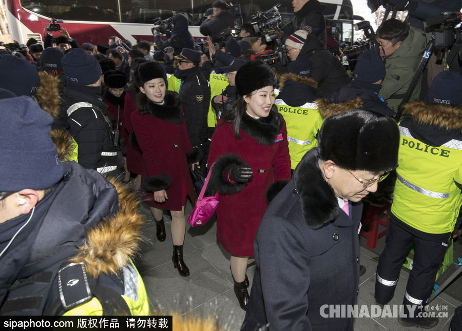 2018平昌冬奧會(huì)前瞻：朝鮮冬奧藝術(shù)團(tuán)抵韓 面龐清秀紅色制服整齊劃一