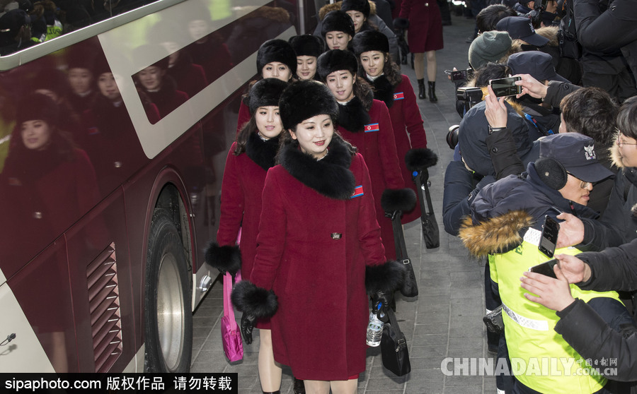 2018平昌冬奧會前瞻：朝鮮冬奧藝術團抵韓 面龐清秀紅色制服整齊劃一