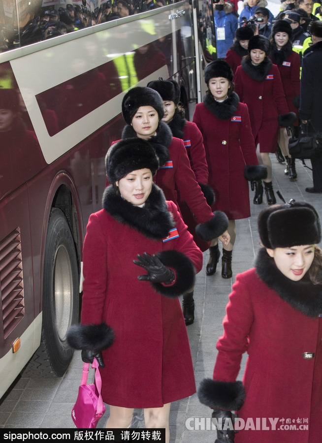2018平昌冬奧會前瞻：朝鮮冬奧藝術(shù)團(tuán)抵韓 面龐清秀紅色制服整齊劃一