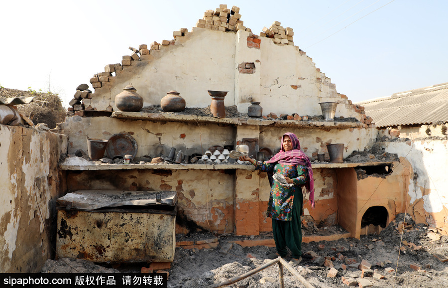 印度邊境地區(qū)遭巴基斯坦炮轟 居民房屋屋頂被掀成廢墟