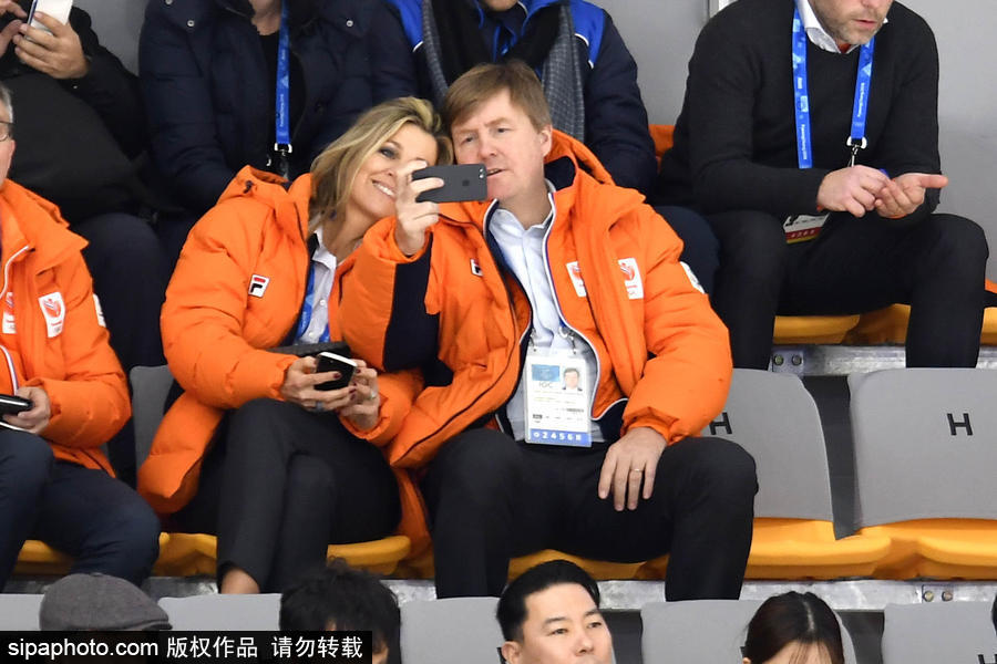 荷蘭國王夫婦現(xiàn)身冬奧會看臺 歡呼自拍不亦樂乎