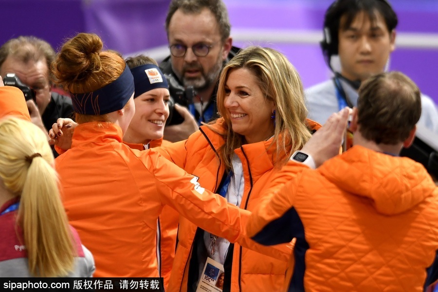 荷蘭國王夫婦現身冬奧會看臺 歡呼自拍不亦樂乎