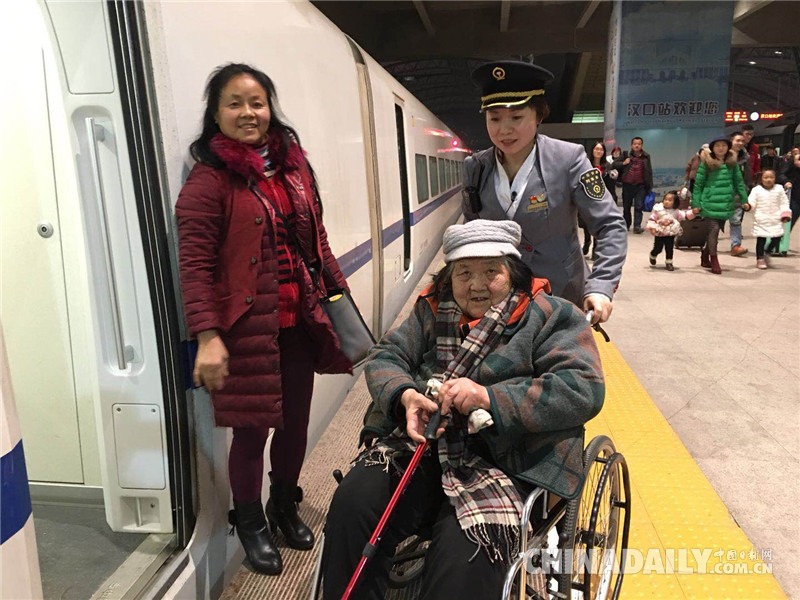 春節(jié)團(tuán)圓時(shí) “夫妻列車長”卻給女兒留下第19張請假條