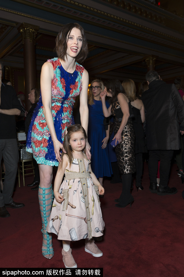 2018紐約秋冬時裝周：超?？煽?#183;羅洽與女兒亮相 萌娃表情多多十足“戲精”