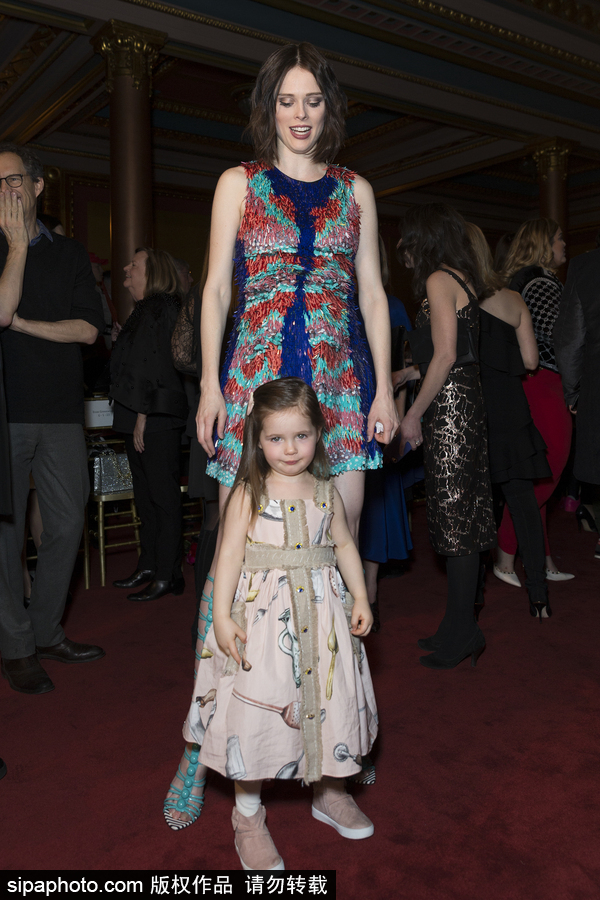2018紐約秋冬時裝周：超?？煽?#183;羅洽與女兒亮相 萌娃表情多多十足“戲精”