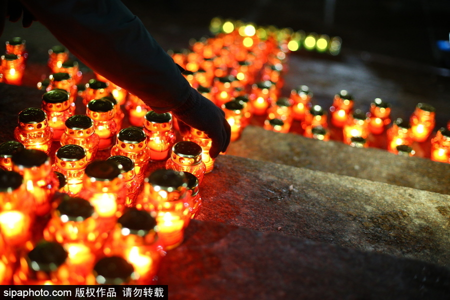 俄羅斯群眾聚集點(diǎn)蠟為飛機(jī)墜毀遇難者祈福