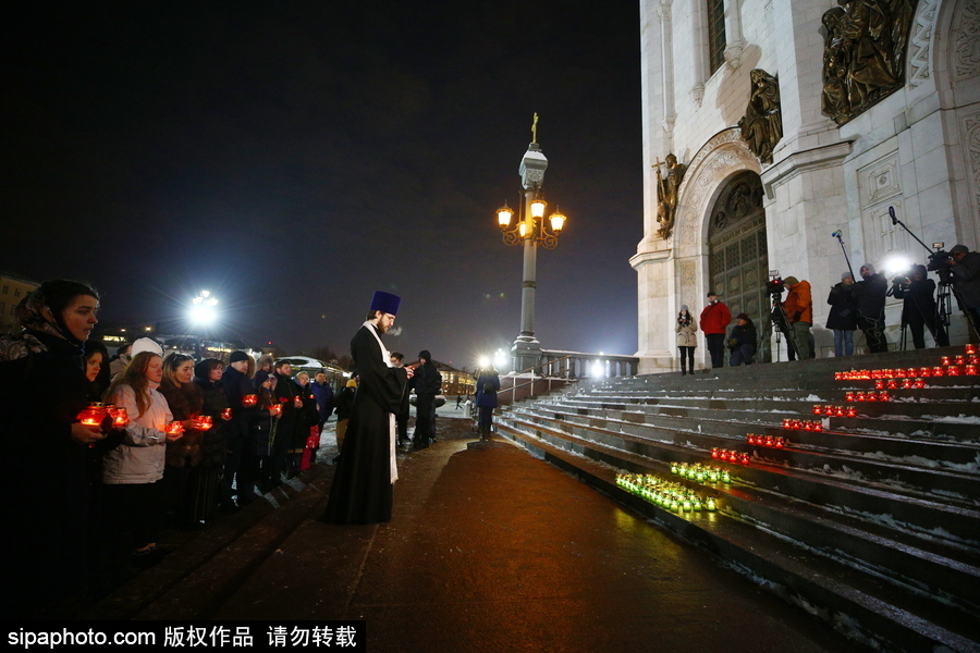 俄羅斯群眾聚集點蠟為飛機(jī)墜毀遇難者祈福