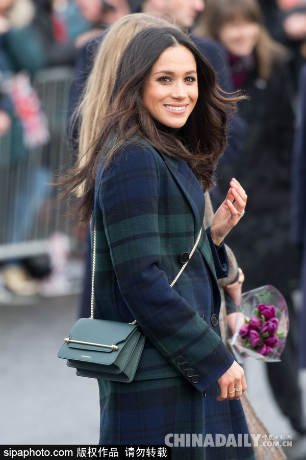 望夫眼！哈里王子與未婚妻十指緊扣到訪愛丁堡 心情大好與小馬打招呼