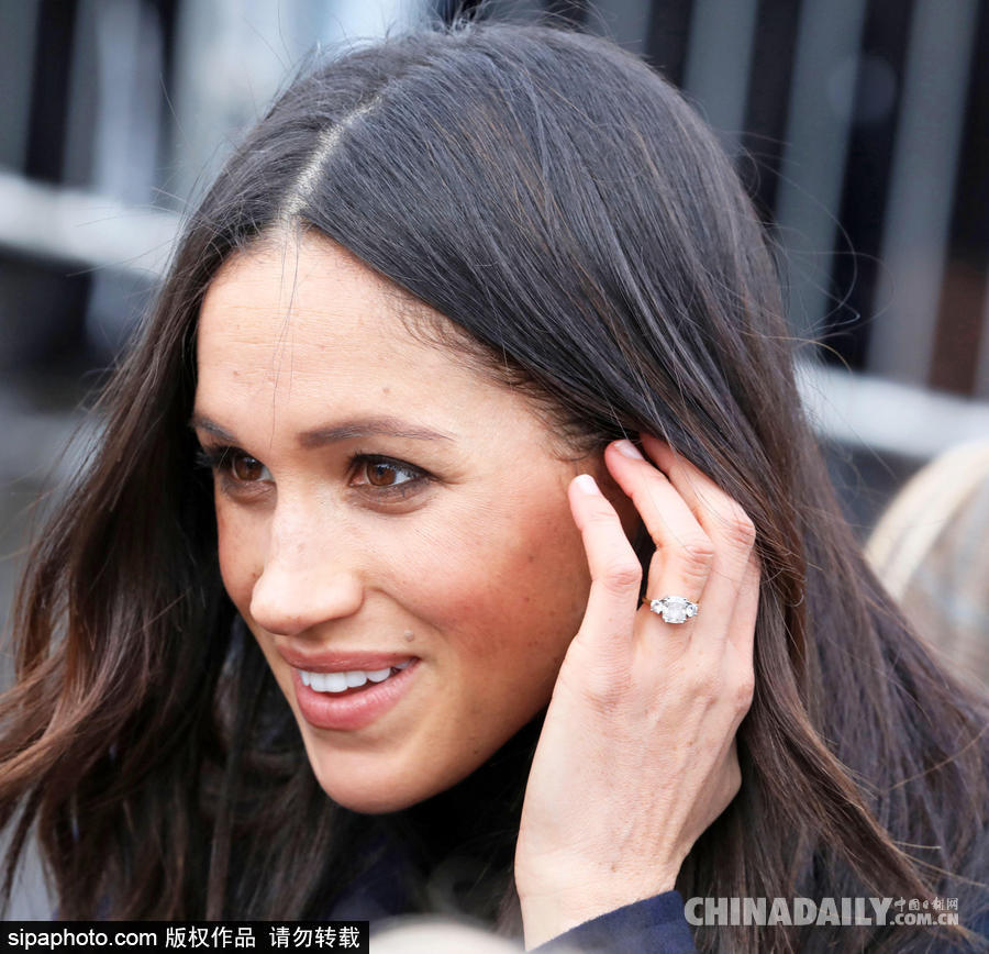 望夫眼！哈里王子與未婚妻十指緊扣到訪愛丁堡 心情大好與小馬打招呼