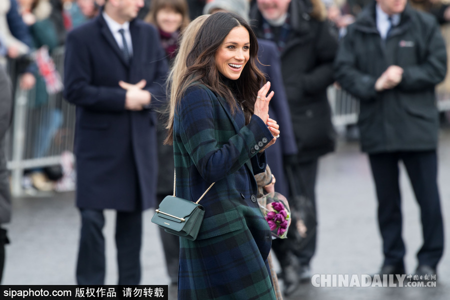 望夫眼！哈里王子與未婚妻十指緊扣到訪愛丁堡 心情大好與小馬打招呼