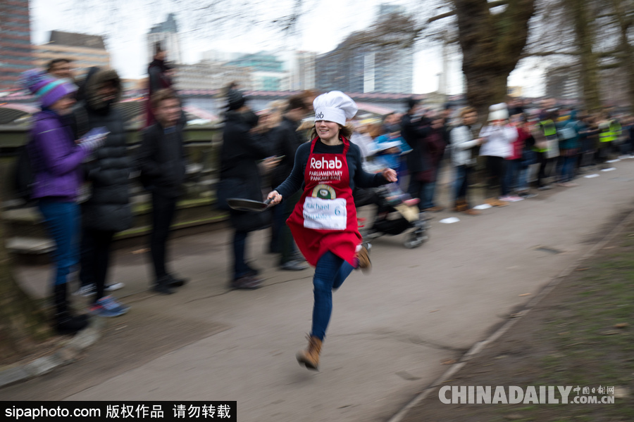 “煎餅俠”？英國舉行趣味煎餅跑