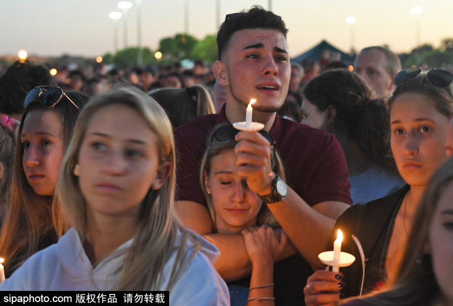 美國：民眾學(xué)生集會(huì)點(diǎn)蠟悼念高中槍擊案遇難者