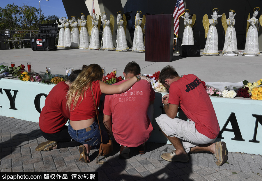 美國：民眾學(xué)生集會(huì)點(diǎn)蠟悼念高中槍擊案遇難者