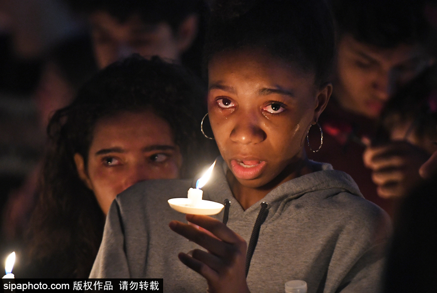 美國：民眾學(xué)生集會點蠟悼念高中槍擊案遇難者