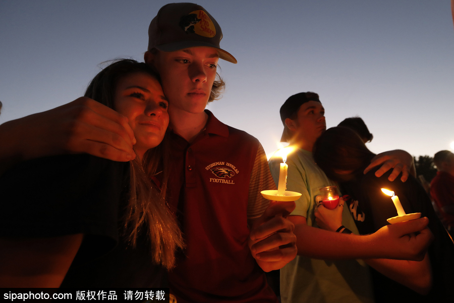美國(guó)：民眾學(xué)生集會(huì)點(diǎn)蠟悼念高中槍擊案遇難者