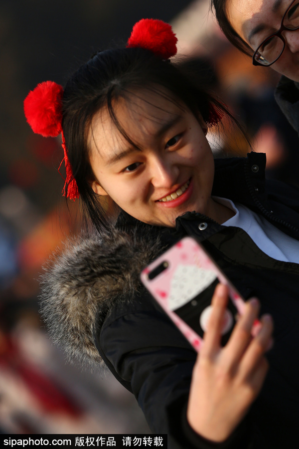 盤點春節(jié)廟會上年味十足的萌態(tài)頭飾 狗年發(fā)卡受熱捧