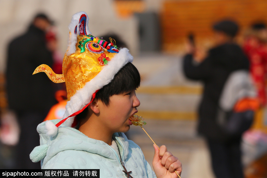 盤點春節(jié)廟會上年味十足的萌態(tài)頭飾 狗年發(fā)卡受熱捧