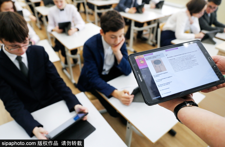 再也不用背沉重的書包了 俄羅斯學生使用電子課本上課
