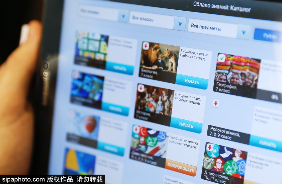 再也不用背沉重的書包了 俄羅斯學生使用電子課本上課