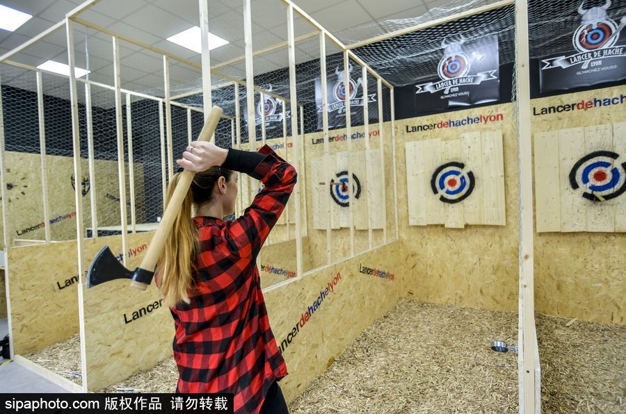 玩過飛鏢的你扔過斧頭嗎？ 法國里昂扔斧子成為新消遣