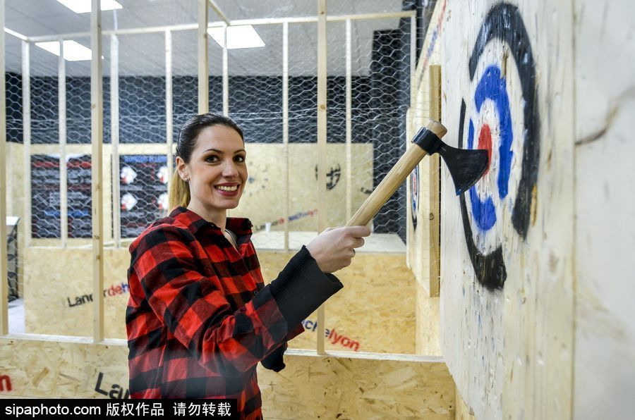 玩過飛鏢的你扔過斧頭嗎？ 法國里昂扔斧子成為新消遣
