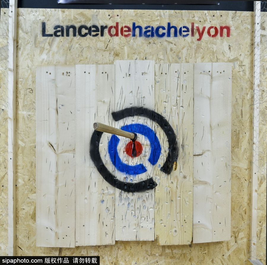 玩過飛鏢的你扔過斧頭嗎？ 法國里昂扔斧子成為新消遣