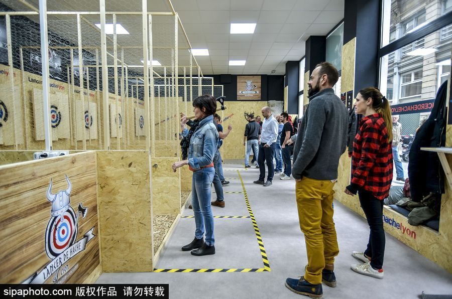 玩過飛鏢的你扔過斧頭嗎？ 法國(guó)里昂扔斧子成為新消遣