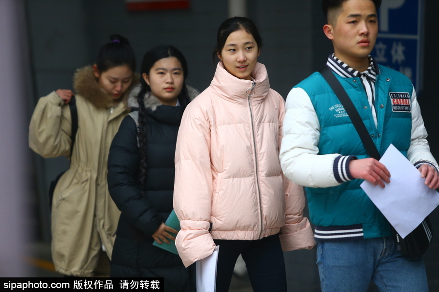 北京電影學(xué)院2018年藝考初試開(kāi)考 表演學(xué)院帥哥美女云集