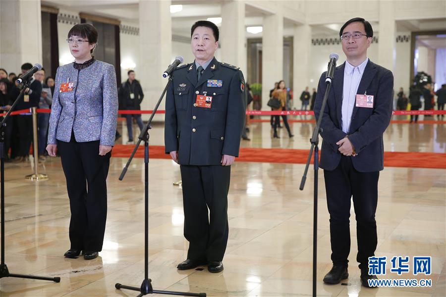 全國政協委員接受采訪