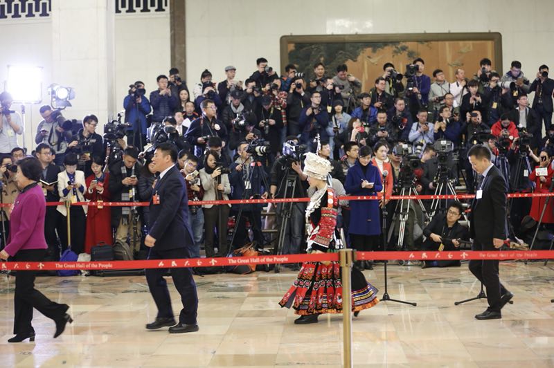 十三屆全國人大一次會議舉行首場“代表通道”集中采訪活動