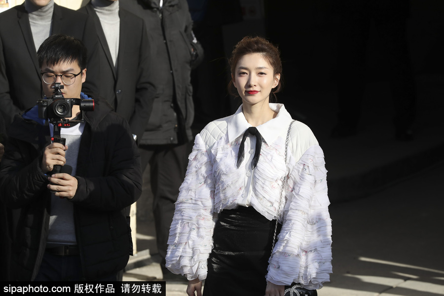 2018秋冬巴黎時裝周：江疏影穿黑色迷你小短裙亮相美腿吸睛