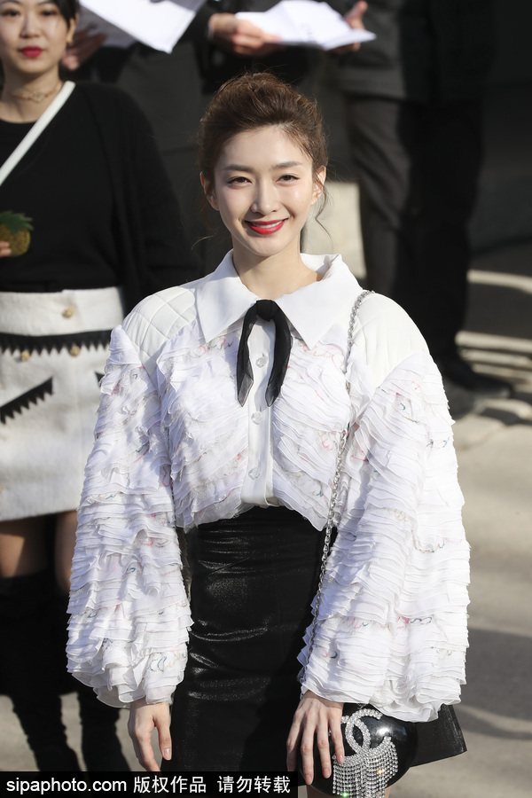 2018秋冬巴黎時裝周：江疏影穿黑色迷你小短裙亮相美腿吸睛