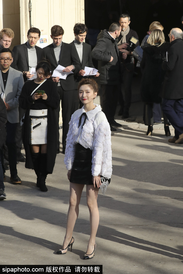 2018秋冬巴黎時(shí)裝周：江疏影穿黑色迷你小短裙亮相美腿吸睛