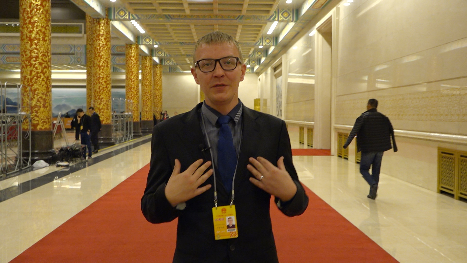 兩會代表委員秀英文!關于看病難他們有話說丨艾瑞克跑兩會