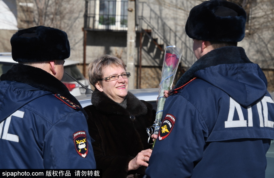 國(guó)際婦女節(jié)前夕 俄羅斯赤塔交通警察向女司機(jī)獻(xiàn)花