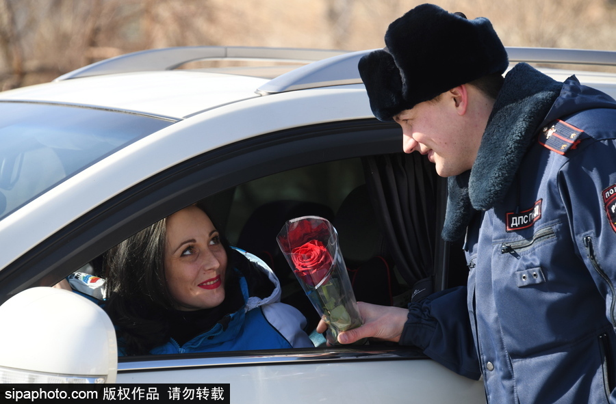 國(guó)際婦女節(jié)前夕 俄羅斯赤塔交通警察向女司機(jī)獻(xiàn)花