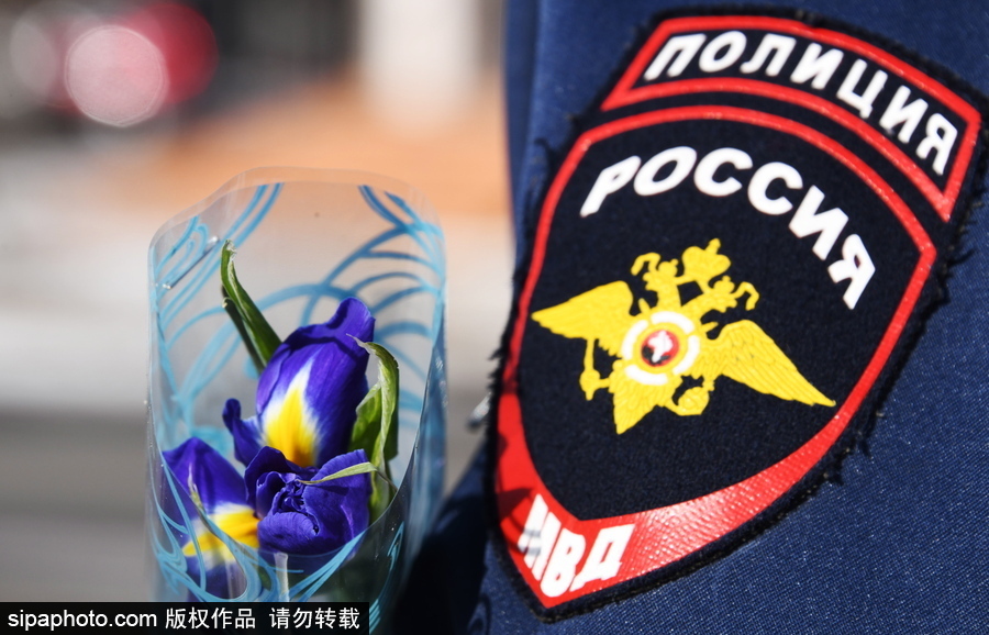 國際婦女節前夕 俄羅斯赤塔交通警察向女司機獻花