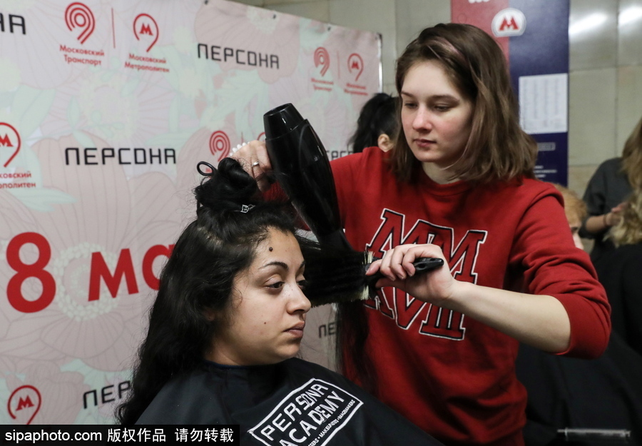 婦女節福利驚現地鐵站！ 戰斗民族車站為女性美發造型