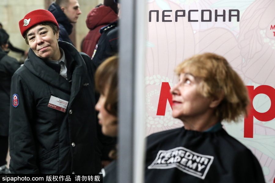 婦女節(jié)福利驚現(xiàn)地鐵站！ 戰(zhàn)斗民族車站為女性美發(fā)造型